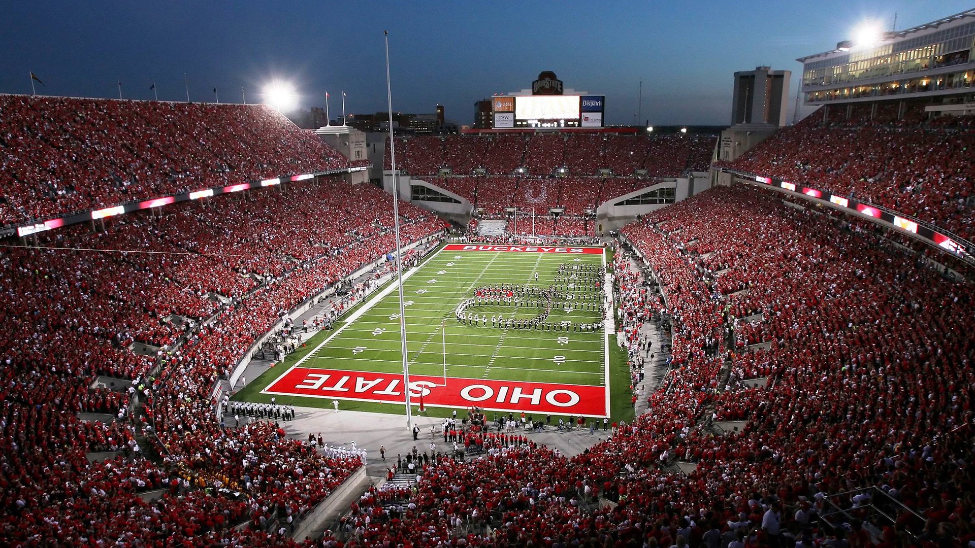 开云体育视频直播-赛道与绿茵的跨界交锋，当F1街道赛战术照亮巴拉圭智取巴萨的足球哲学