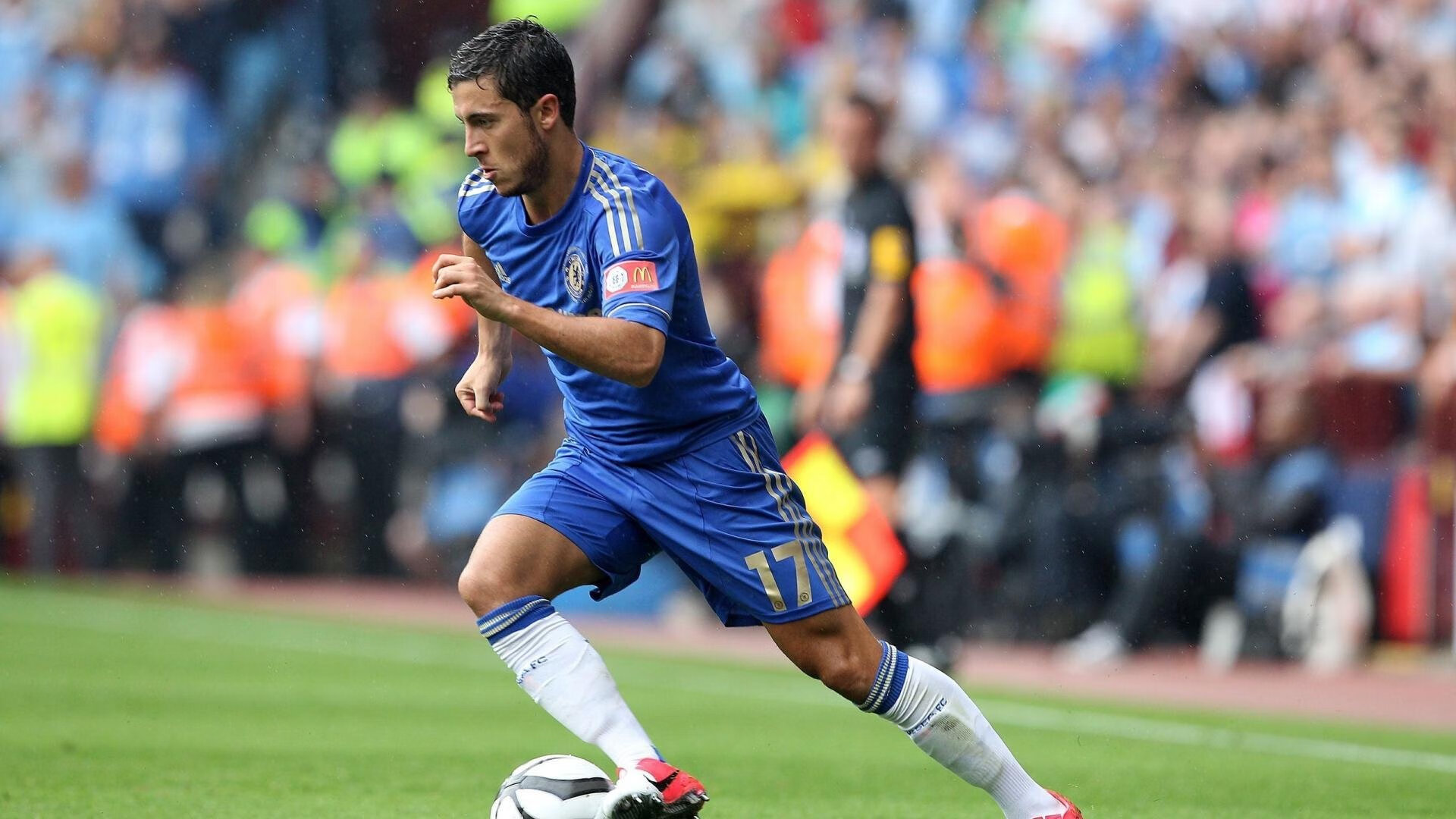 赛道上的逆袭，红牛二队鏖战梅赛德斯，塞恩斯带队取胜