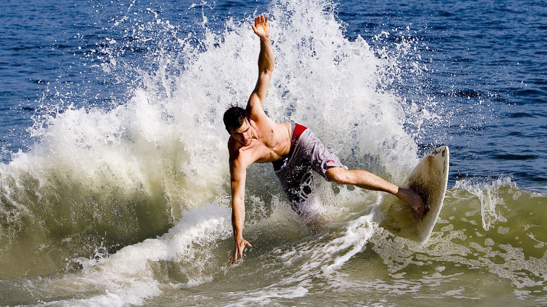 鏖战东瀛，英格兰队绝境中的坚韧与张本智和的惊艳风暴