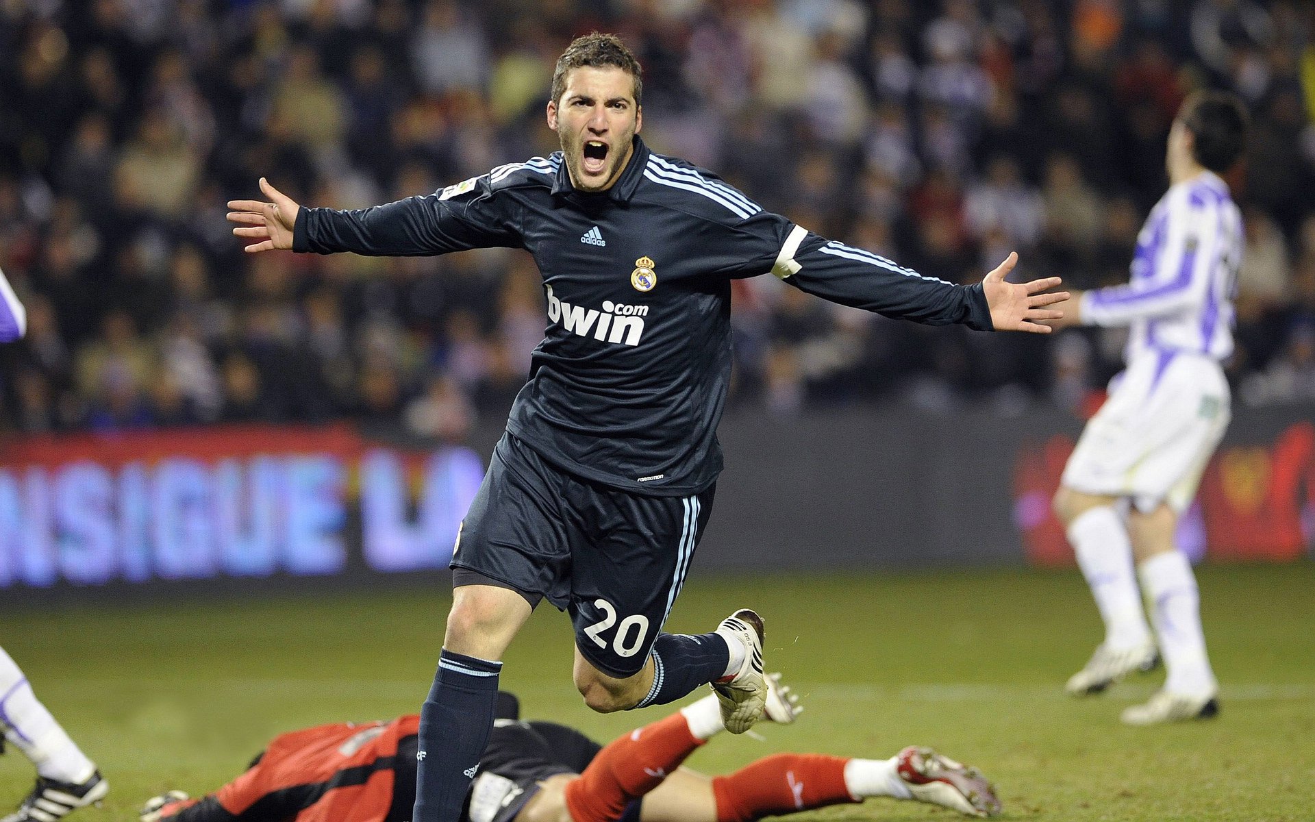 勇士鏖战四川队，西亚卡姆点燃赛场